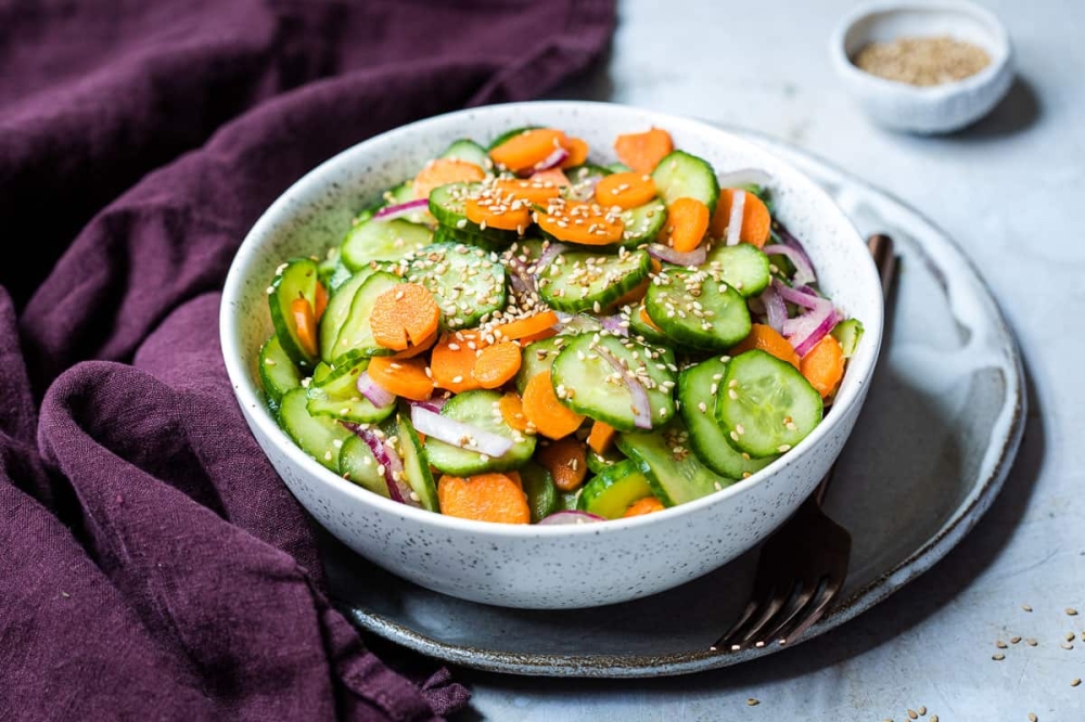 cucumber-carrot-salad-13-21431766-240526214317-3 8 loại rau hỗ trợ làm trắng răng tự nhiên - Ảnh 1